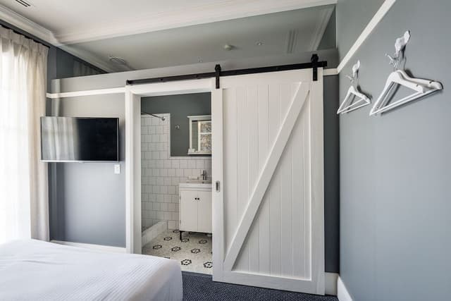 Queen Ensuite Room