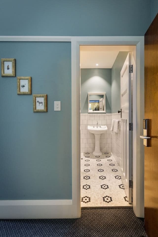 Queen Ensuite Room