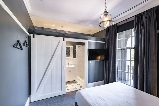 Queen Ensuite Room