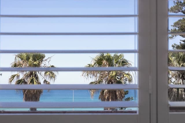 6 Bed Dorm - Beach View