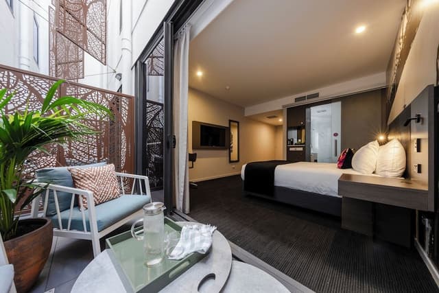 Superior Queen Courtyard Room