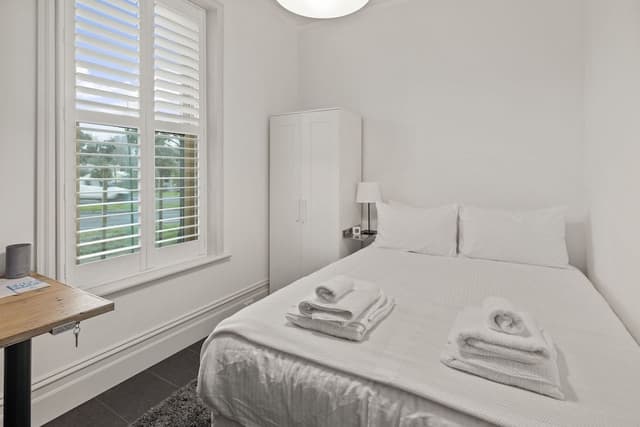 Executive Room, 1 Queen Bed, Shared Bathroom