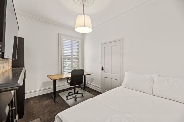 Executive Room, 1 Queen Bed, Shared Bathroom