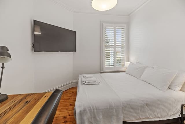 Executive Room, 1 Queen Bed, Shared Bathroom
