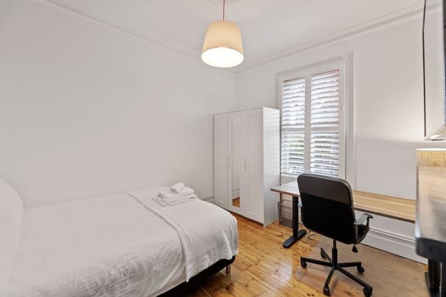 Executive Room, 1 Queen Bed, Shared Bathroom