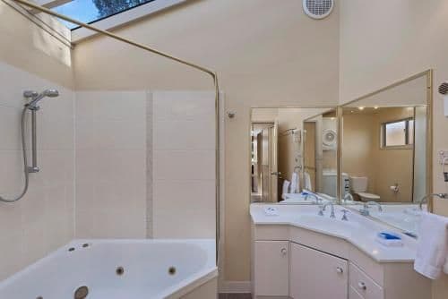 Deluxe 2 Bedroom Spa Cabin