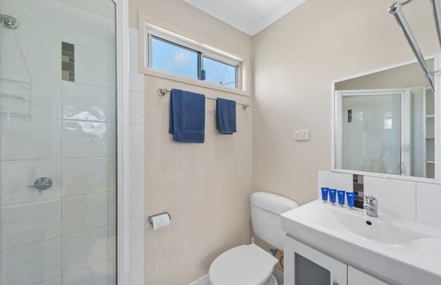 Deluxe 2 Bedroom Cabin - Sleeps 5
