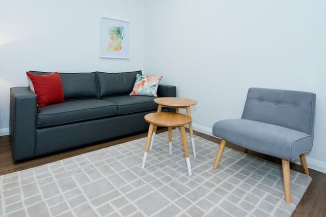 Queen Studio Accessible (Jury Room)