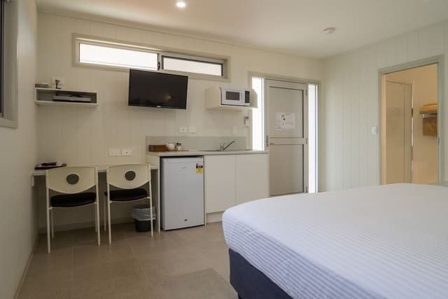 Deluxe Studio, 1 King Bed, Private Bathroom