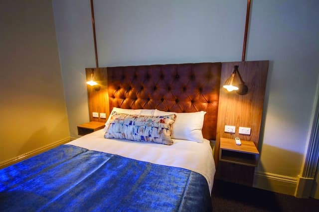 Family Room (1 Queen & 1 Bunk)