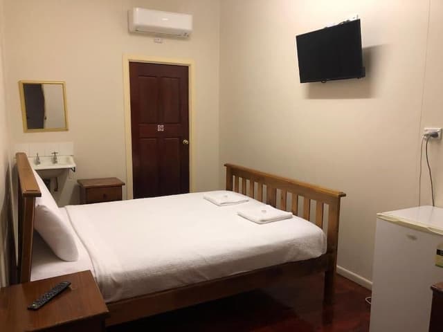 Standard Room, 1 Queen Bed, Shared Bathroom