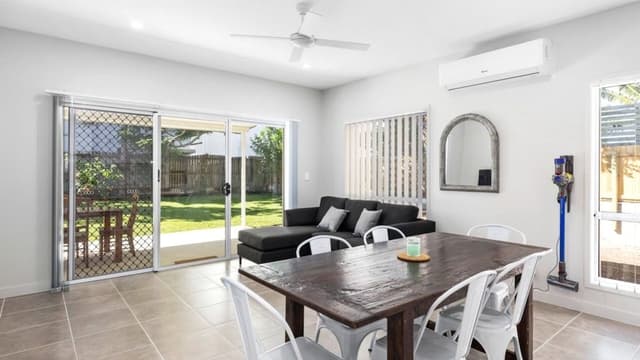 4 Bedroom Holiday Home
