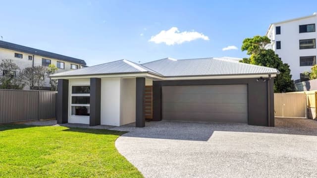 4 Bedroom Holiday Home