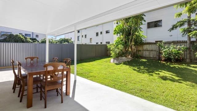 4 Bedroom Holiday Home