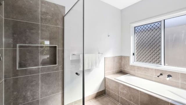 4 Bedroom Holiday Home