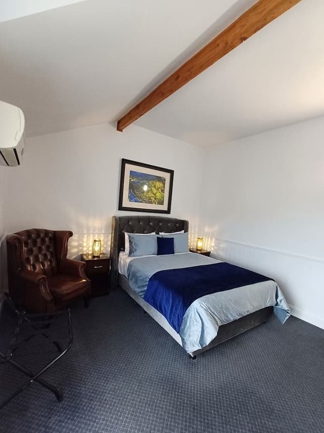 Room, Balcony