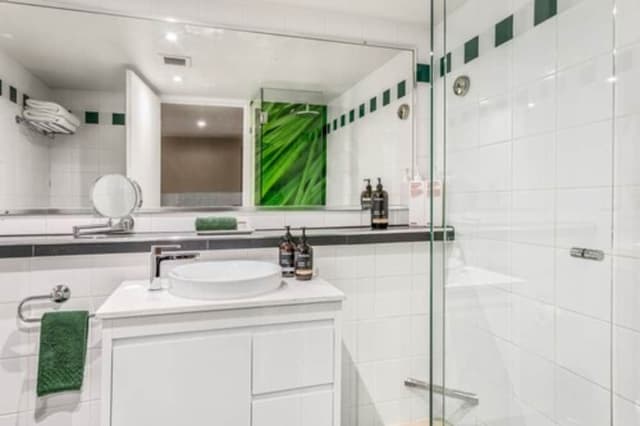 Deluxe King Room, Free Wi-Fi & Parking