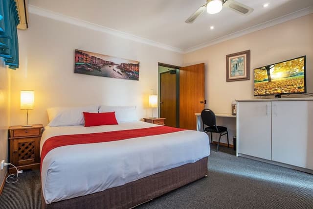 Deluxe King Suite with Kitchen
