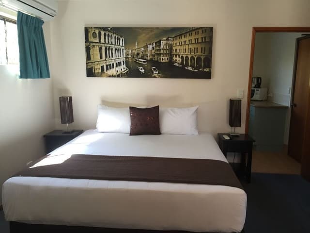 Deluxe King Suite with Kitchen