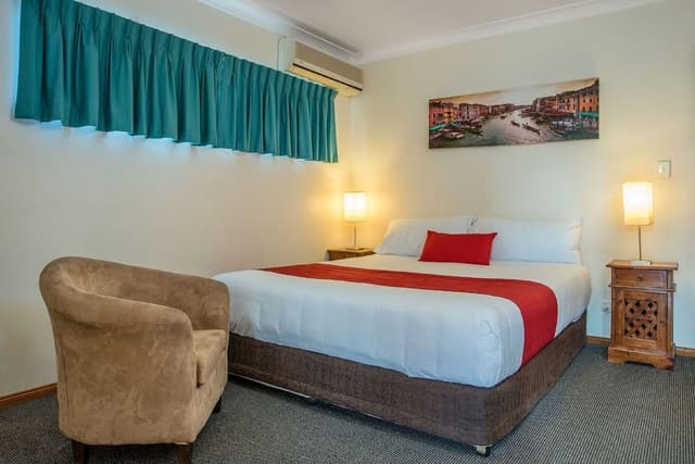 Deluxe King Suite with Kitchen