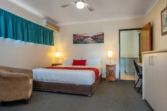 Deluxe King Suite with Kitchen