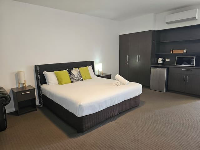 King Size Studio Apartment - Deluxe Suite 5