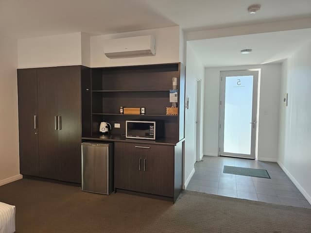 King Size Studio Apartment - Deluxe Suite 5