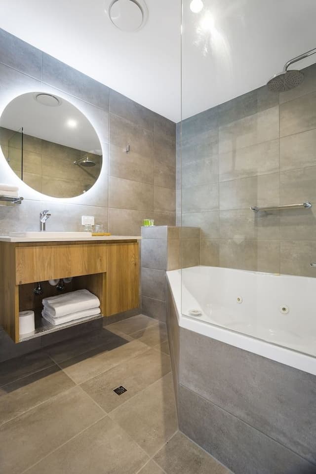 Deluxe Single Room, 1 King Bed, Jetted Tub