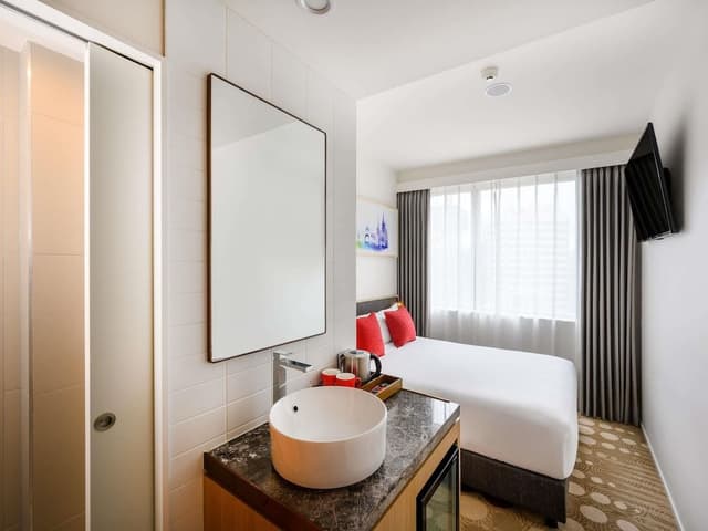 Room, 1 Queen Bed (Compact)