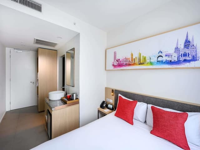 Room, 1 Queen Bed (Compact)