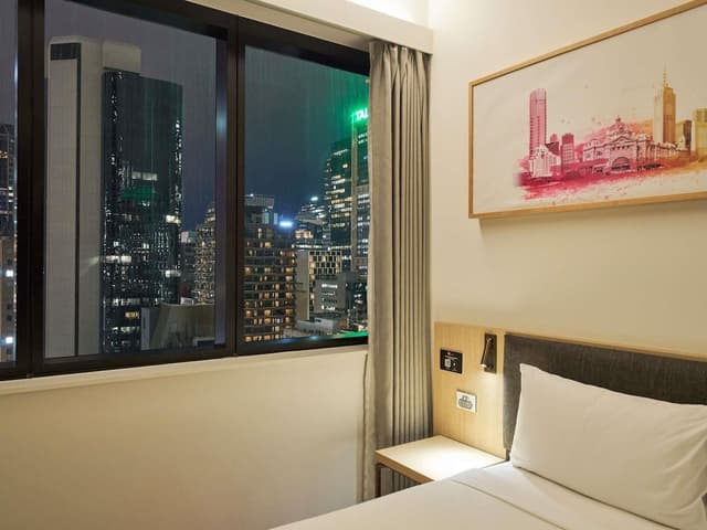 Room, 1 Queen Bed (Compact)