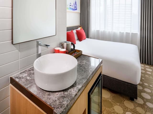 Room, 1 Queen Bed (Compact)