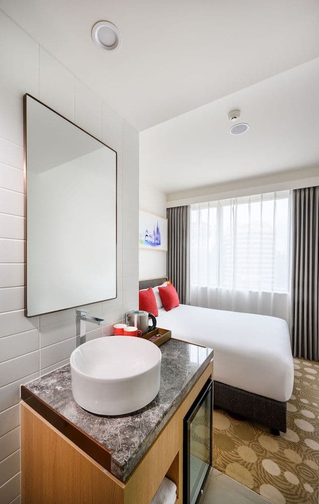 Room, 1 Queen Bed (Compact)