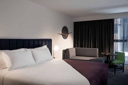 Midnight Lounge, Larger Guest room, 1 King