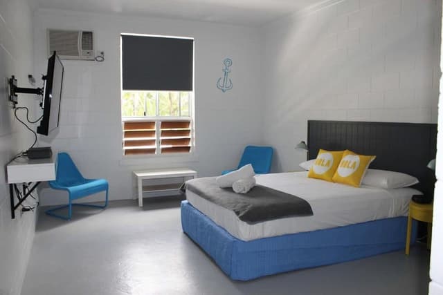 Comfort Room, 1 Queen Bed, Ensuite
