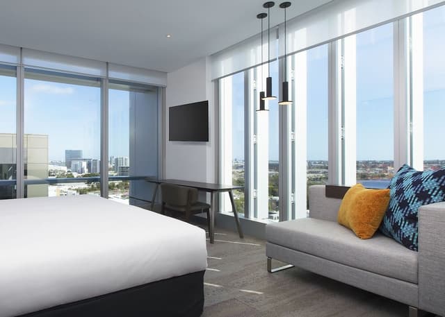 Breezy, Room, 1 King Bed, River View