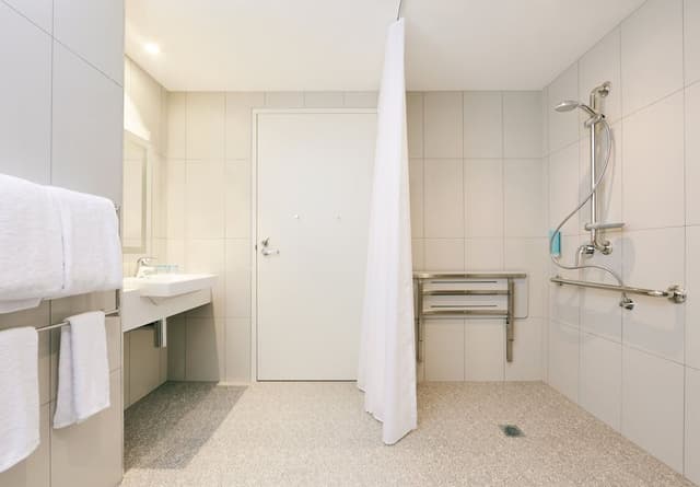 Standard Room, 1 Queen Bed (with Free Breakfast)