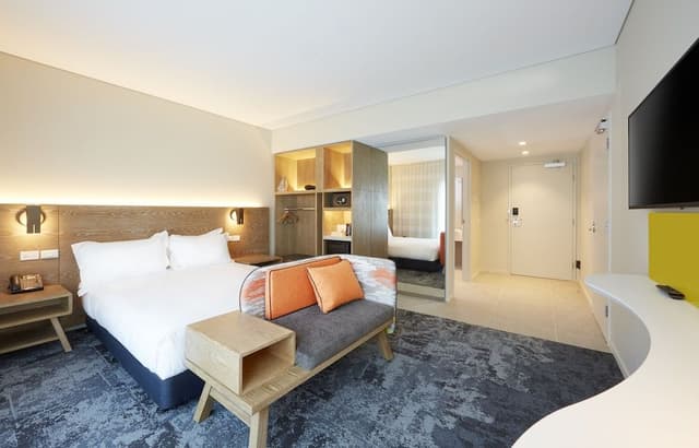 Standard Room, 1 Queen Bed (with Free Breakfast)