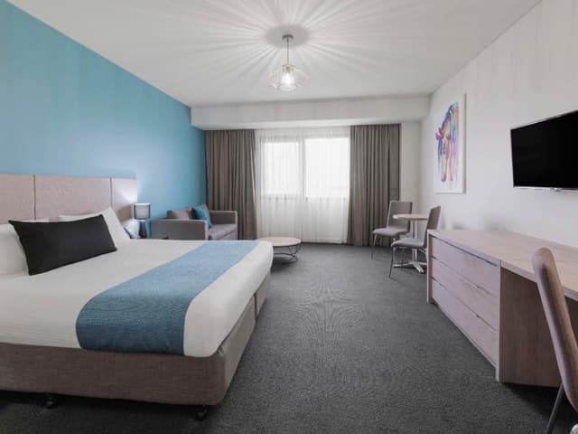 Trackside Room 1 kingsize bed
