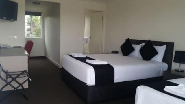 Deluxe Twin Room (1 Queen and 1 Single Bed)