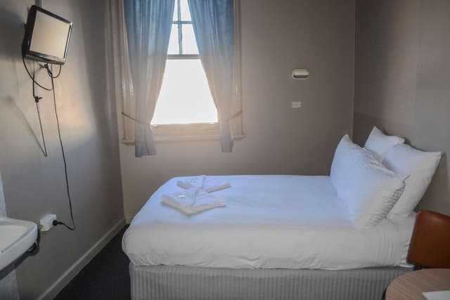 Economy Double Room, 1 Double Bed, Non Smoking, Shared Bathroom