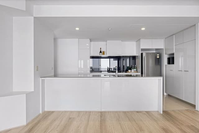Sub Penthouse, 3 Bedrooms, 2 Bathrooms, Ocean View (Level 35)