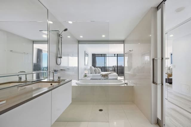 Sub Penthouse, 3 Bedrooms, 2 Bathrooms, Ocean View (Level 35)