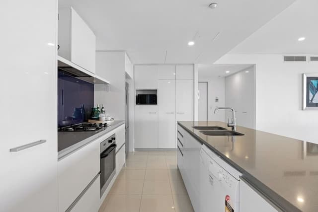 Sub Penthouse, 3 Bedrooms, 2 Bathrooms, Ocean View (Level 35)