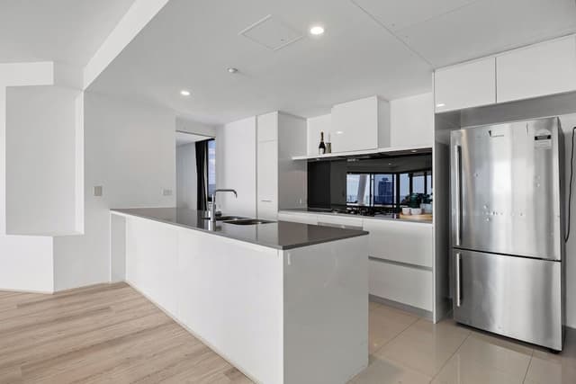 Sub Penthouse, 3 Bedrooms, 2 Bathrooms, Ocean View (Level 35)