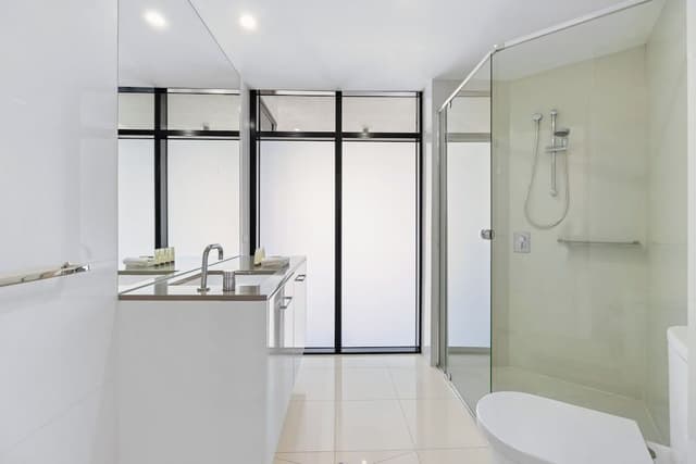 Sub Penthouse, 3 Bedrooms, 2 Bathrooms, Ocean View (Level 35)