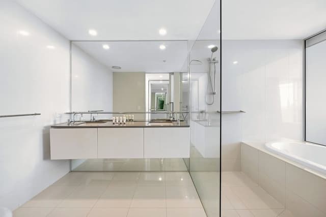 Sub Penthouse, 3 Bedrooms, 2 Bathrooms, Ocean View (Level 35)