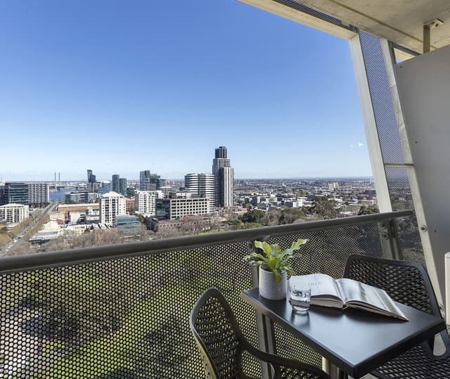 Studio Apartment Park View & Balcony - No Housekeeping