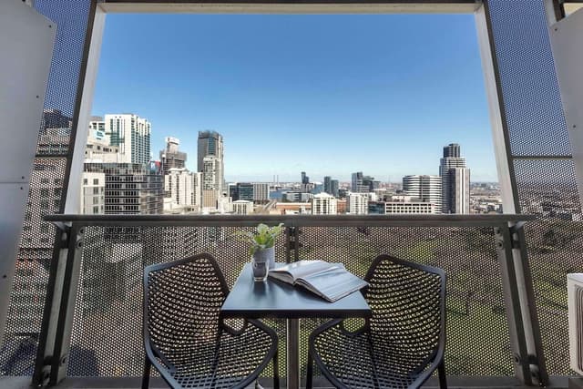 Studio Apartment Park View & Balcony - No Housekeeping