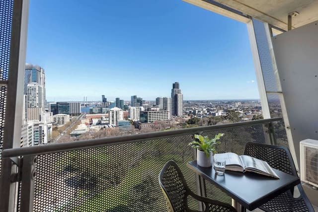 Studio Apartment Park View & Balcony - No Housekeeping